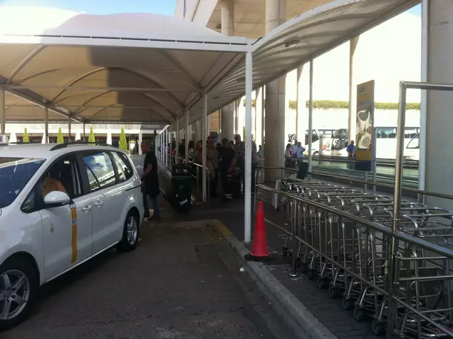 Taxischlange am Flughafen Palma de Mallorca