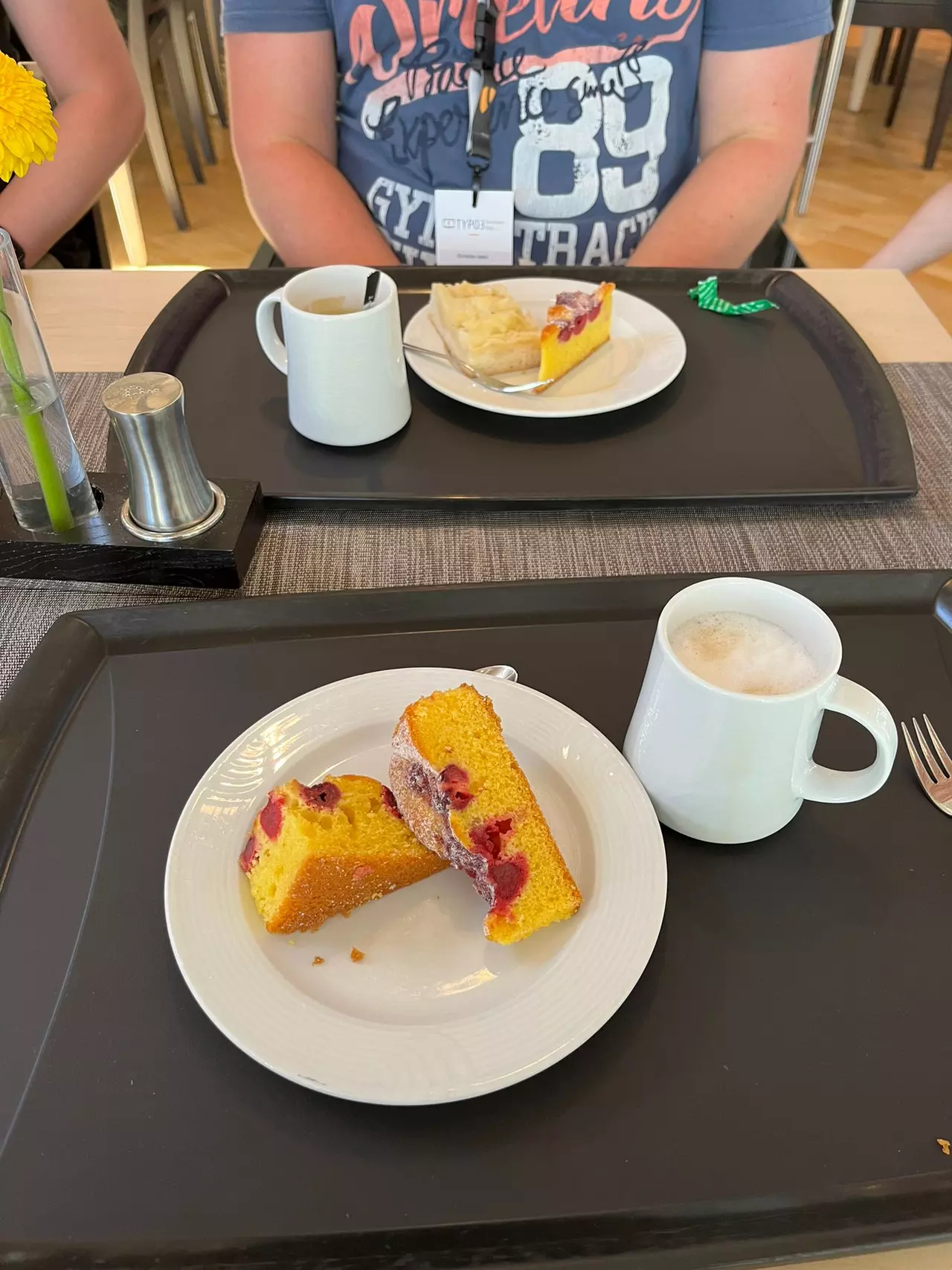 Unsere Tabletts mit Kaffee und Kuchen