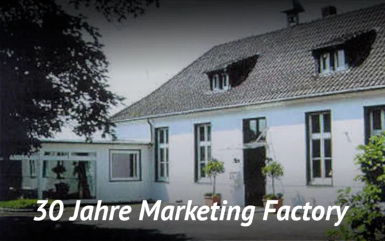 Alte Dorfschule in Ilverich Die Abbildung zeigt die alte Dorfschule in Ilverich mit der Info: 30 Jahre Marketing Factory.